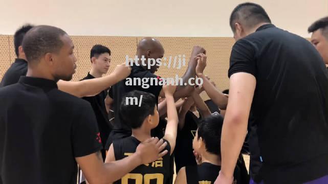 江南体育-马布里在北京举办篮球训练营，与球迷亲密互动_马布里什么时候加盟北京马布里贡献加盟北京首个扣篮