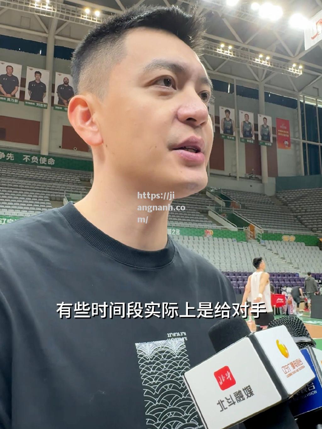 江南体育-球队主帅为球员鼓舞士气，期待更好表现