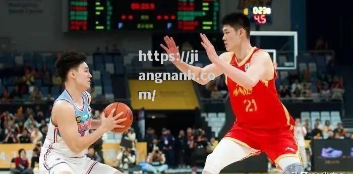 江南体育-佛罗伦萨球迷为爱队呐喊，气势如虹