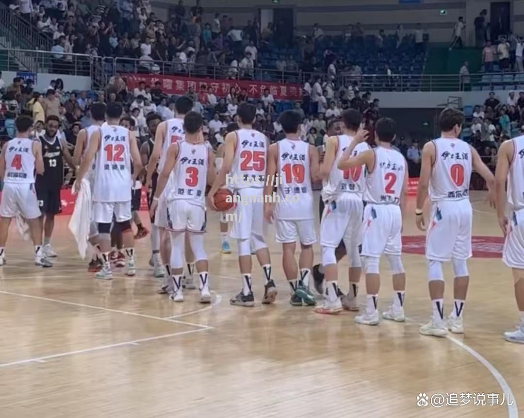 江南体育-纷争热闹持续，球场气氛瞬间高涨