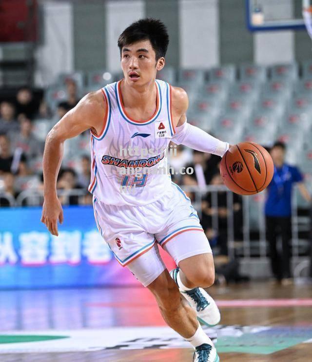 江南体育-后卫球员出色防守表现，成功限制对手得分