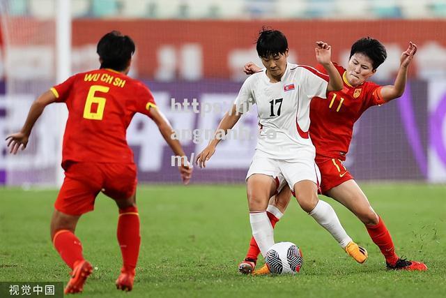 江南体育-中国女足队员在比赛中拼尽全力，再次证明实力